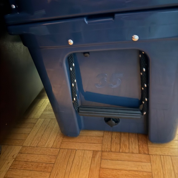 Yetti 35 Tundra cooler - Picture 6 of 7